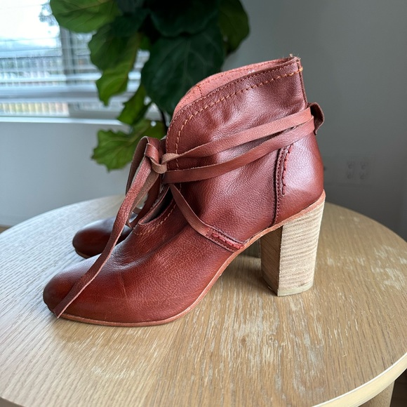 Free People Leather Booties with ties. Cognac Size 37. - Picture 8 of 10